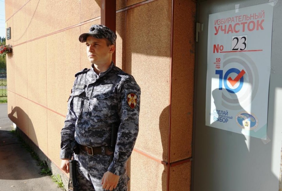 Сотрудники и военнослужащие Росгвардии приняли участие в обеспечении правопорядка на избирательных участках Архангельской области